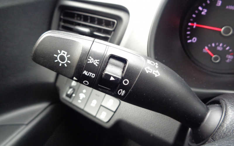 KIA STONIC rood bj 2021