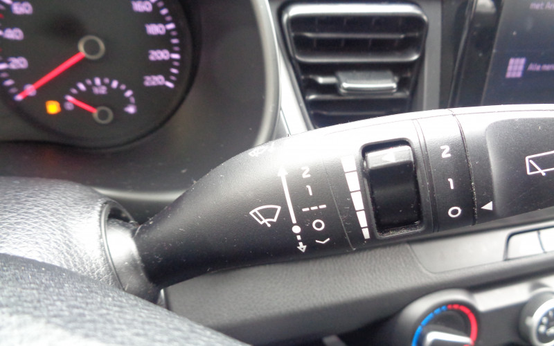 KIA STONIC rood bj 2021