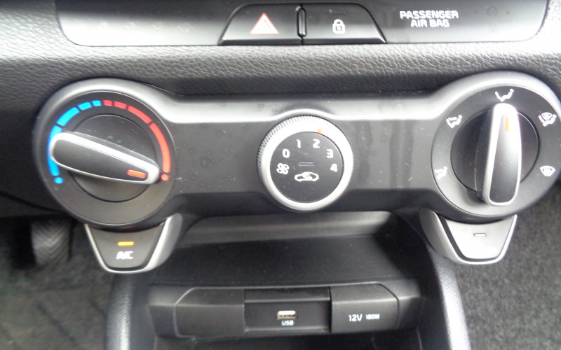KIA STONIC rood bj 2021